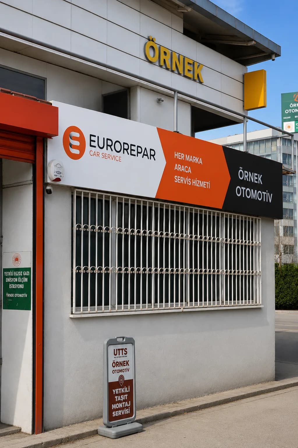 Örnek Otomotiv ve Eurorepar tabelalarının bulunduğu servis dış cephesi